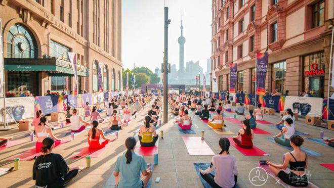万博ManBetX上海瑜伽生活节启幕举办百人瑜伽、瑜伽进社区等活动(图1)