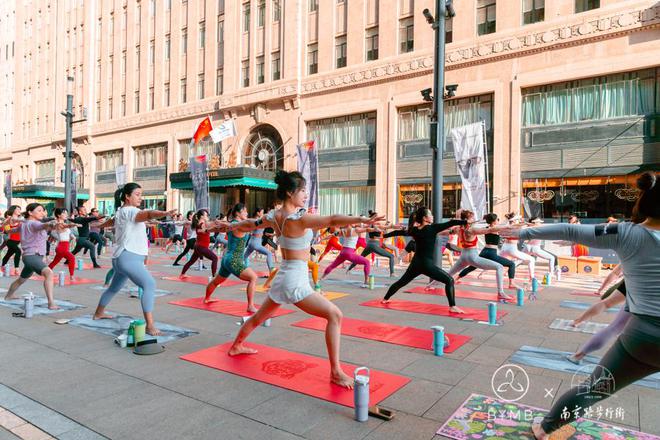 万博ManBetX上海瑜伽生活节启幕举办百人瑜伽、瑜伽进社区等活动(图2)