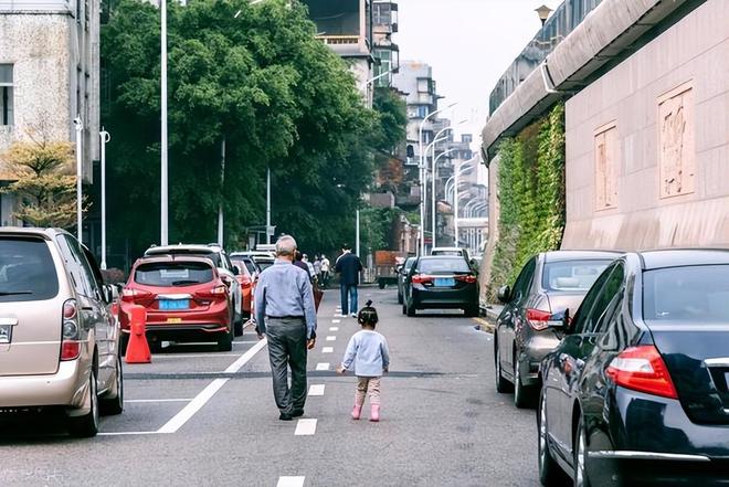 男子监控发现妻子回家并没发作只是把润滑油里放辣椒油(图5)