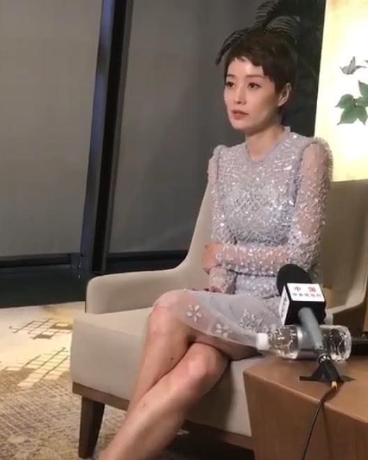 万博全站ManBetX官网有种坐姿叫马伊琍的“仙女坐”看上去简单没有点阅历不敢模(图2)