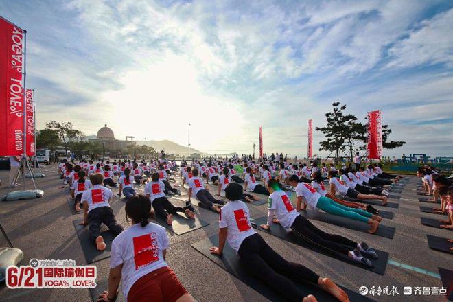 迎国际瑜伽日 数百名瑜伽爱好者石老人海边齐练拜日式(图4)